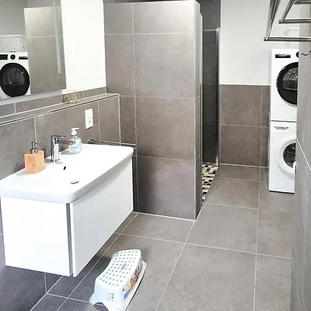 Neues Mit Riesem Garten Und Sauna Und Pool