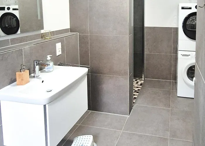 Neues Mit Riesem Garten Und Sauna Und Pool